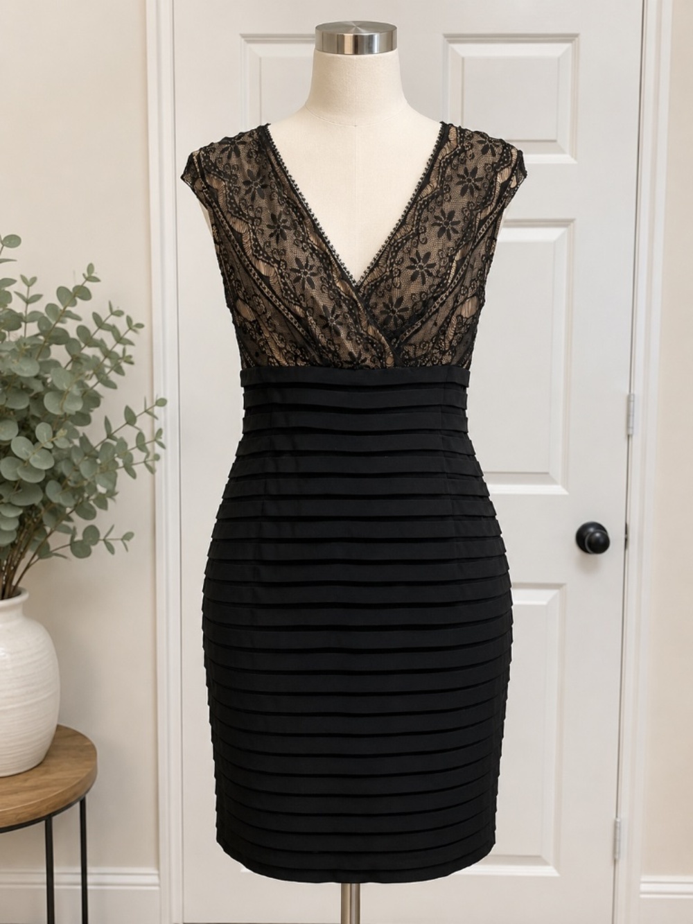 Signature Lana Black Lace Sheath Dress s V-Neck Size 14